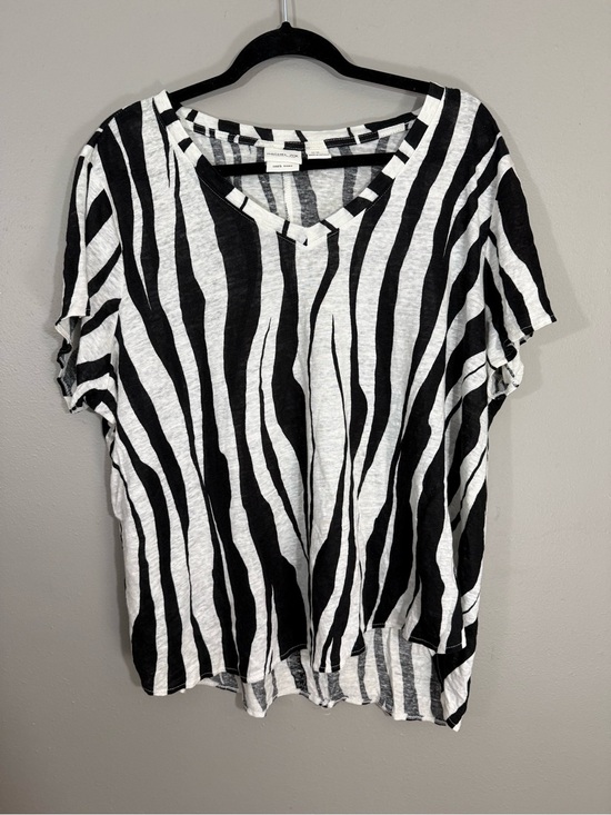 Rachel Zoe Tops - Rachel Zoe Black & White Zebra Print V-Neck Short Sleeve Tee